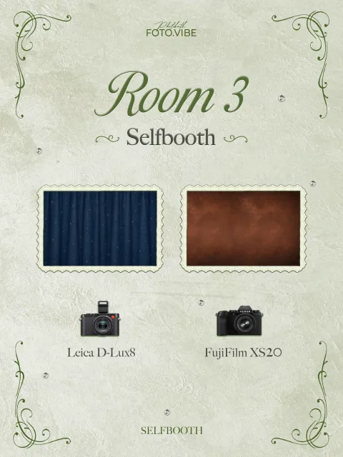 Phông nền Selfbooth Twilight: rèm xanh jean và nền nâu cổ điển, kèm máy Leica D-Lux8 và FujiFilm XS20